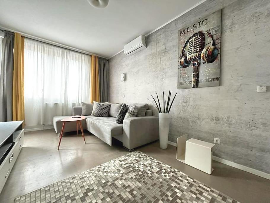 Apartman Urban Oasis: Stylish Retreat