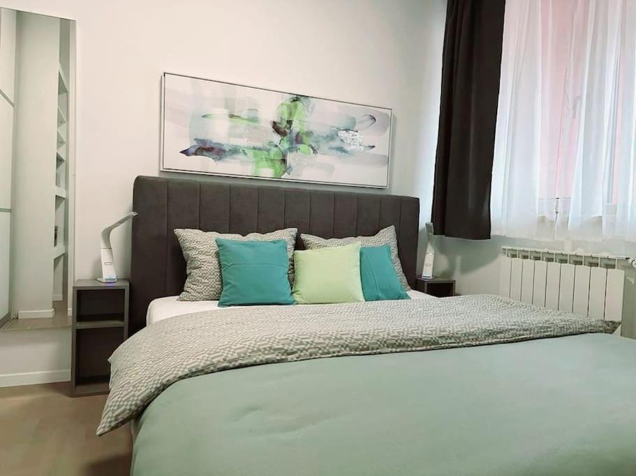 Urban Oasis: Stylish Retreat Apartman