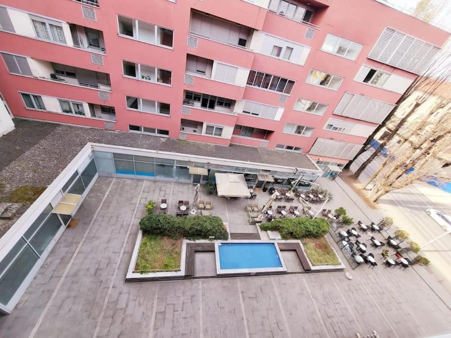 Urban Oasis: Stylish Retreat Daire *